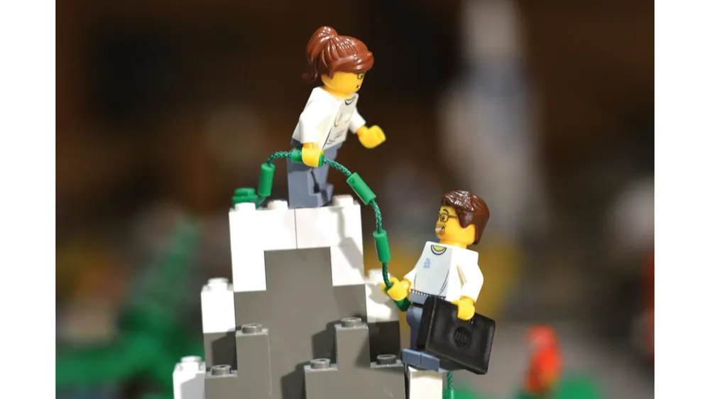 Hürden überwinden - Wir lösen harte IT-Probleme, was im Team viel einfacher ist.